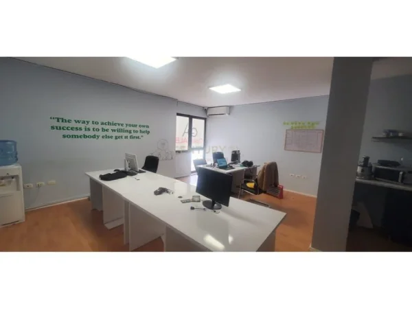 Tirane, jepet me qera ambjent biznesi Kati 4, 128 m² 1.200 € 