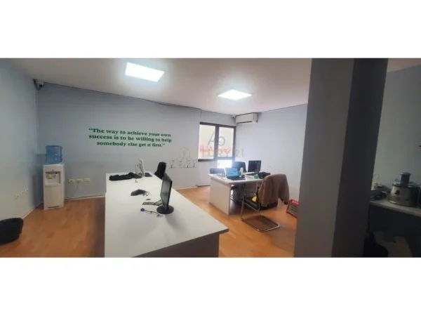 Tirane, jepet me qera ambjent biznesi Kati 4, 128 m² 1.200 € 