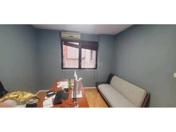 Tirane, jepet me qera ambjent biznesi Kati 4, 128 m² 1.200 € 