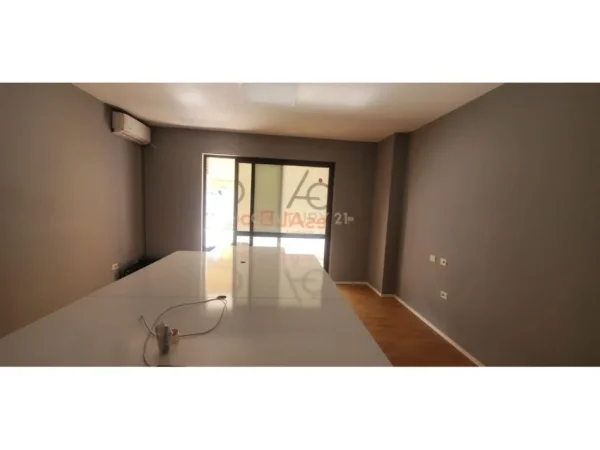 Tirane, jepet me qera ambjent biznesi Kati 4, 128 m² 1.200 € 