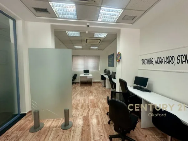 Tirane, jepet me qera ambjent biznesi Kati 0, 538 m² 9.000 €