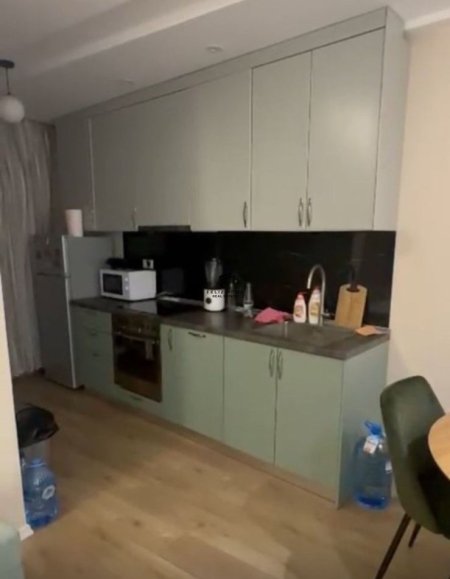 Tirane, jepet me qera apartament 1+1+Ballkon Kati 3, 65 m² 450 € (PALLATI ME SHIGJETA)