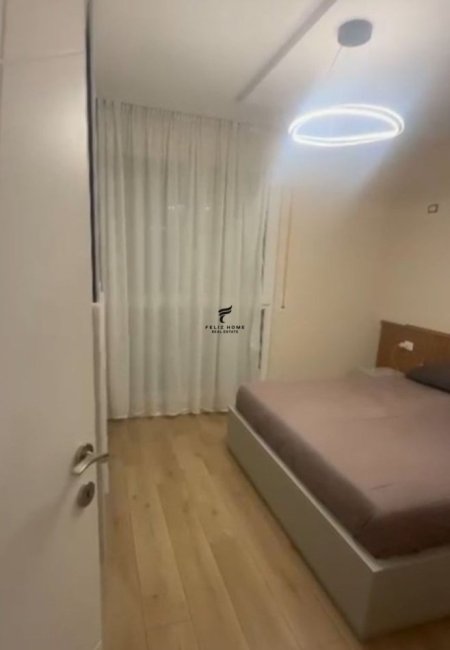 Tirane, jepet me qera apartament 1+1+Ballkon Kati 3, 65 m² 450 € (PALLATI ME SHIGJETA)