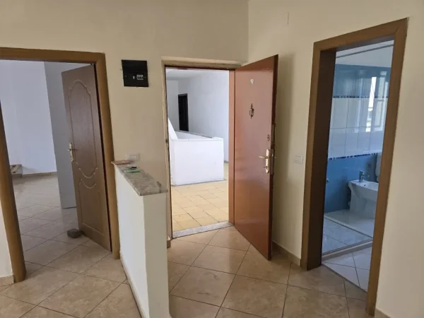 Tirane, jepet me qera apartament 2+1+Ballkon Kati 4, 95 m² 500 € (Rruga Ali Demi , prane raiffeissen bank)