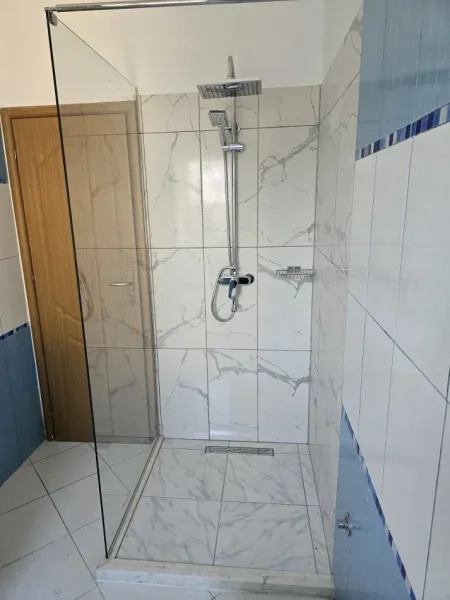 Tirane, jepet me qera apartament 2+1+Ballkon Kati 4, 95 m² 500 € (Rruga Ali Demi , prane raiffeissen bank)