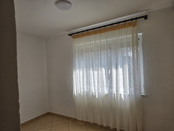 Tirane, jepet me qera apartament 2+1+Ballkon Kati 4, 95 m² 500 € (Rruga Ali Demi , prane raiffeissen bank)