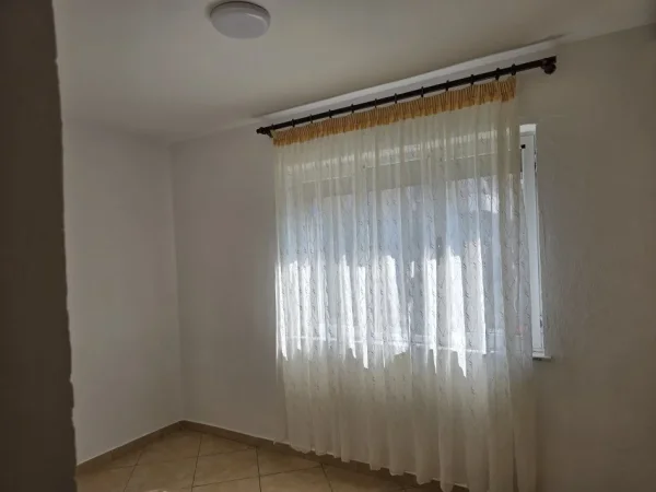 Tirane, jepet me qera apartament 2+1+Ballkon Kati 4, 95 m² 500 € (Rruga Ali Demi , prane raiffeissen bank)