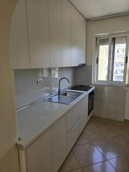 Tirane, jepet me qera apartament 2+1+Ballkon Kati 4, 95 m² 500 € (Rruga Ali Demi , prane raiffeissen bank)