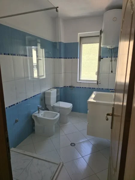 Tirane, jepet me qera apartament 2+1+Ballkon Kati 4, 95 m² 500 € (Rruga Ali Demi , prane raiffeissen bank)