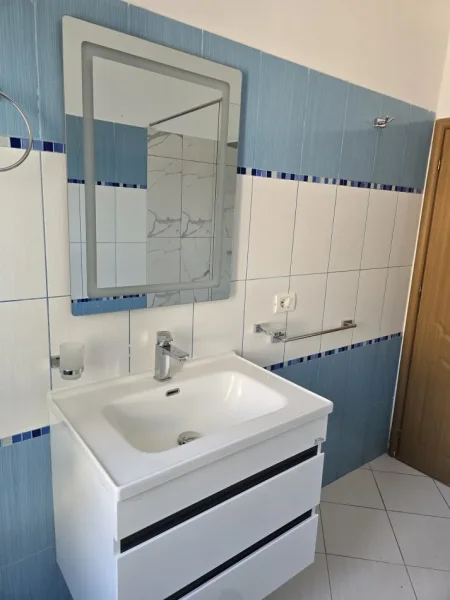 Tirane, jepet me qera apartament 2+1+Ballkon Kati 4, 95 m² 500 € (Rruga Ali Demi , prane raiffeissen bank)