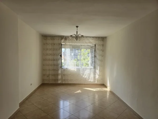 Tirane, jepet me qera apartament 2+1+Ballkon Kati 4, 95 m² 500 € (Rruga Ali Demi , prane raiffeissen bank)