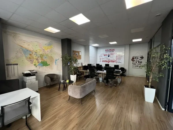 Tirane, jap me qera ambjent biznesi Kati 0, 120 m² 2.000 € (Blv. Migjeni)