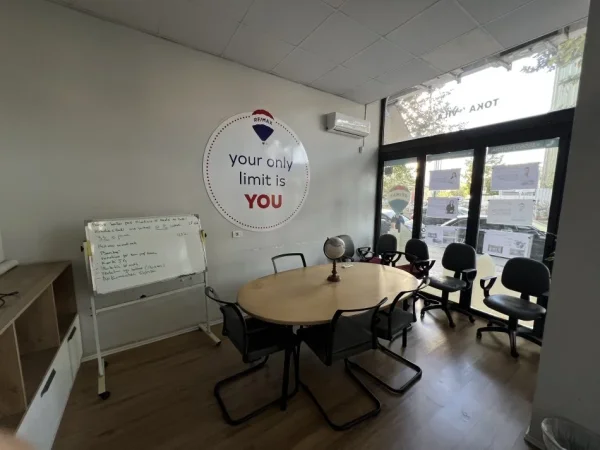 Tirane, jap me qera ambjent biznesi Kati 0, 120 m² 2.000 € (Blv. Migjeni)