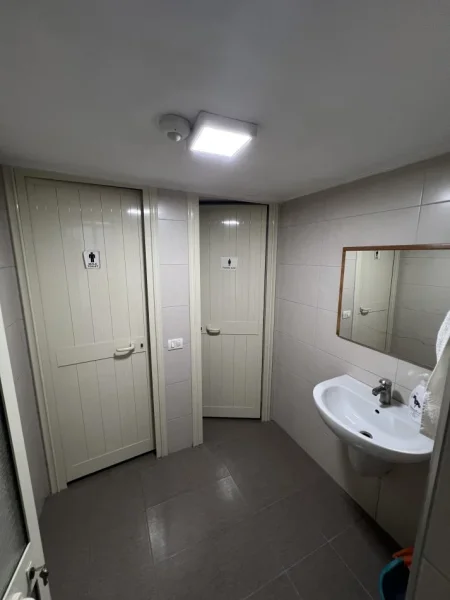 Tirane, jap me qera ambjent biznesi Kati 0, 120 m² 2.000 € (Blv. Migjeni)