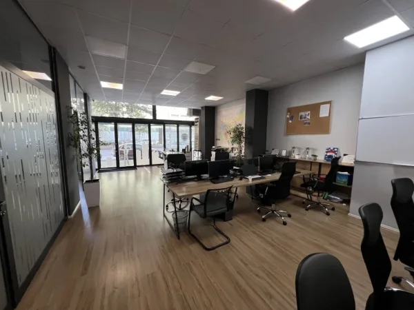 Tirane, jap me qera ambjent biznesi Kati 0, 120 m² 2.000 € (Blv. Migjeni)