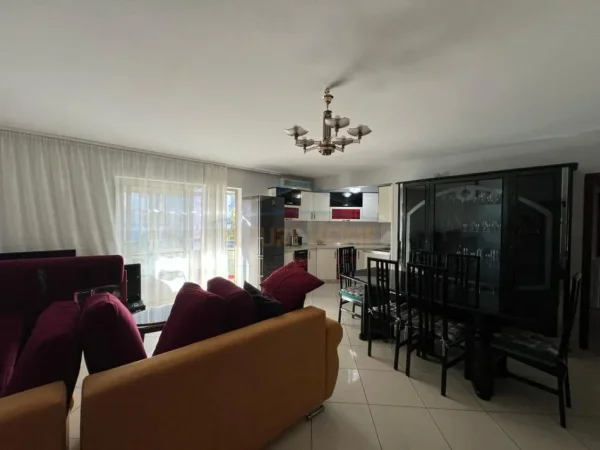 Tirane, jepet me qera apartament 3+1 Kati 5, 115 m² 800 € (BLLOK)
