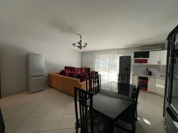 Tirane, jepet me qera apartament 3+1 Kati 5, 115 m² 800 € (BLLOK)