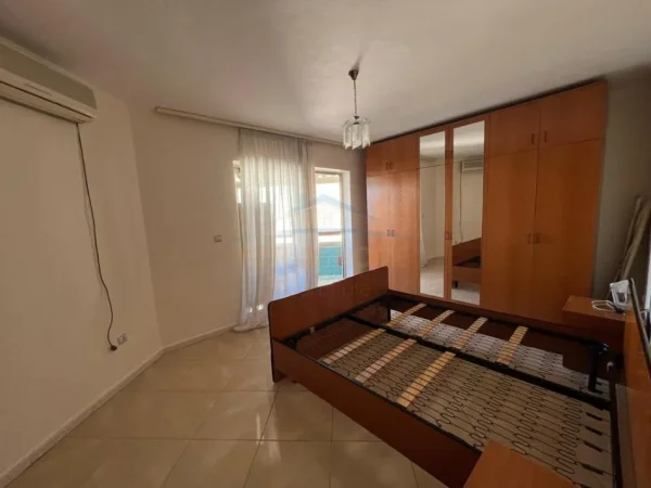 Tirane, jepet me qera apartament 3+1 Kati 5, 115 m² 800 € (BLLOK)