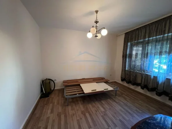 Tirane, jepet me qera apartament 3+1 Kati 5, 115 m² 800 € (BLLOK)