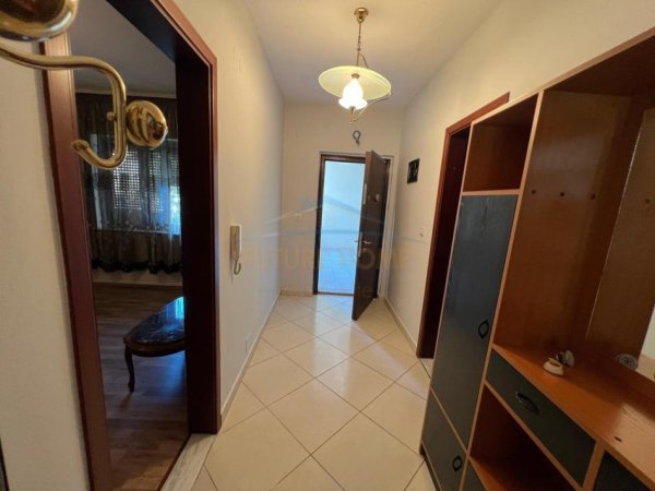 Tirane, jepet me qera apartament 3+1 Kati 5, 115 m² 800 € (BLLOK)