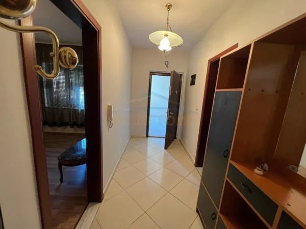 Tirane, jepet me qera apartament 3+1 Kati 5, 115 m² 800 € (BLLOK)