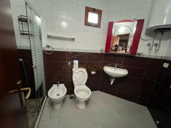 Tirane, jepet me qera apartament 3+1 Kati 5, 115 m² 800 € (BLLOK)