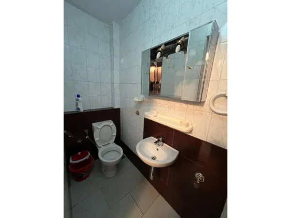 Tirane, jepet me qera apartament 3+1 Kati 5, 115 m² 800 € (BLLOK)