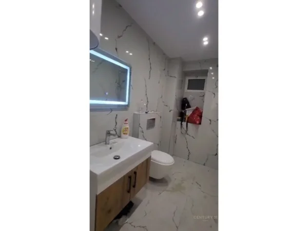 Tirane, jepet me qera ambjent biznesi Kati 0, 27 m² 600 € 