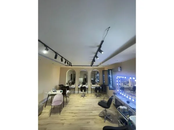 Tirane, jepet me qera ambjent biznesi Kati 1, 74 m² 700 € (Pallatet Agimi)