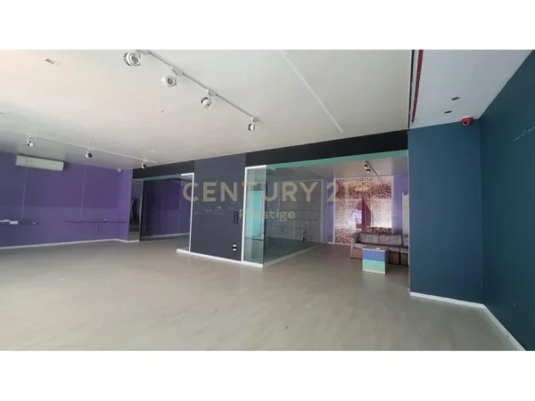Tirane, jepet me qera ambjent biznesi Kati 0, 120 m² 1.200 € (Shkolla e Baletit)