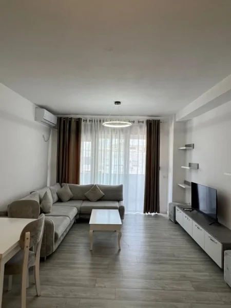 Tirane, jepet me qera apartament 2+1+Ballkon Kati 8, 550 € (Astir)