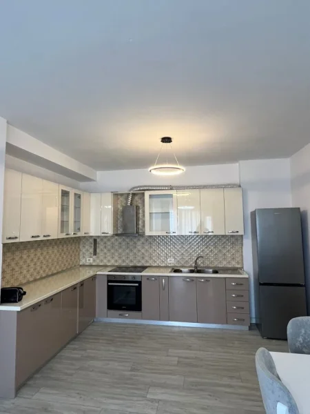 Tirane, jepet me qera apartament 2+1+Ballkon Kati 8, 550 € (Astir)