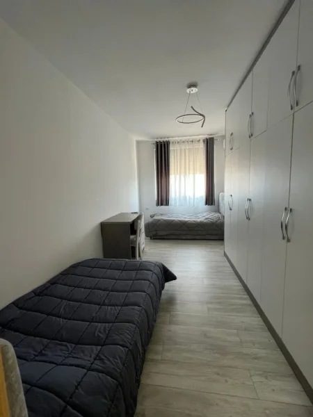 Tirane, jepet me qera apartament 2+1+Ballkon Kati 8, 550 € (Astir)
