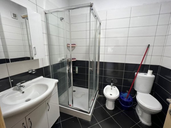 Tirane, jepet me qera apartament 2+1+Ballkon Kati 8, 550 € (Astir)