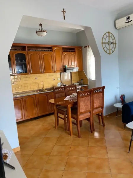 Tirane, shitet shtepi 2+1+Ballkon Kati 2, 230 m² 190.000 € (KAMEZ)