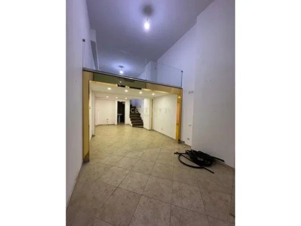 Tirane, shes dyqan Kati 0, 50 m² 87.000 € (Unaza e Re)
