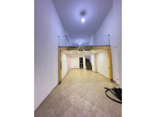 Tirane, shes dyqan Kati 0, 50 m² 87.000 € (Unaza e Re)