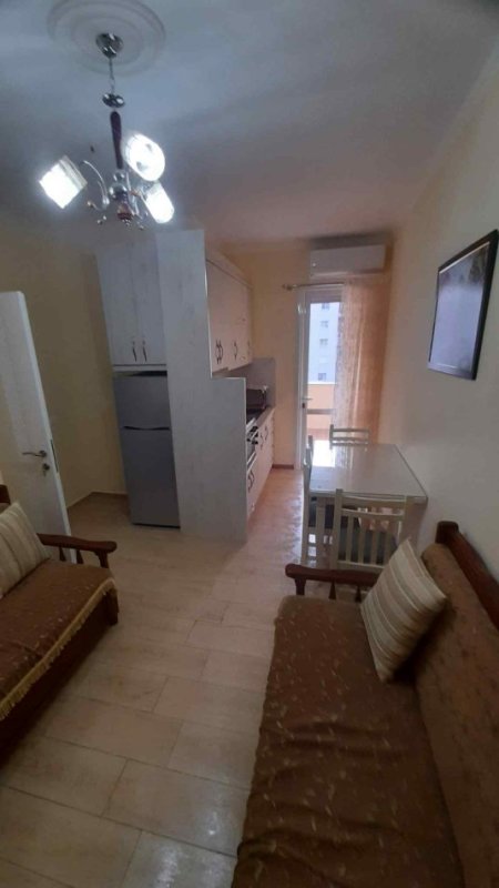 Pogradec, jepet me qera apartament 1+1+Aneks+Ballkon Kati 3, 65 m² 40 € (Rr.10deshmoret e pojskes Pallati Mista Cici)