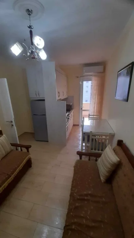 Pogradec, jepet me qera apartament 1+1+Aneks+Ballkon Kati 3, 65 m² 40 € (Rr.10deshmoret e pojskes Pallati Mista Cici)