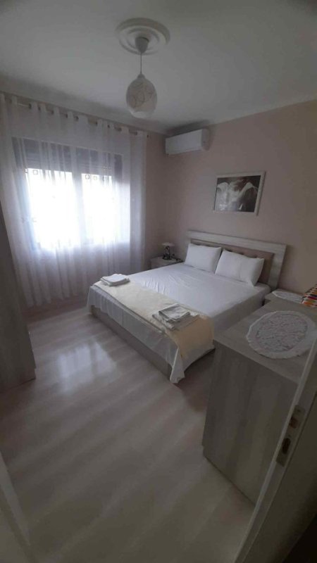 Pogradec, jepet me qera apartament 1+1+Aneks+Ballkon Kati 3, 65 m² 40 € (Rr.10deshmoret e pojskes Pallati Mista Cici)