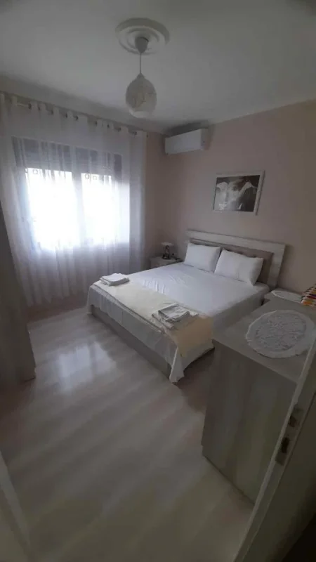 Pogradec, jepet me qera apartament 1+1+Aneks+Ballkon Kati 3, 65 m² 40 € (Rr.10deshmoret e pojskes Pallati Mista Cici)