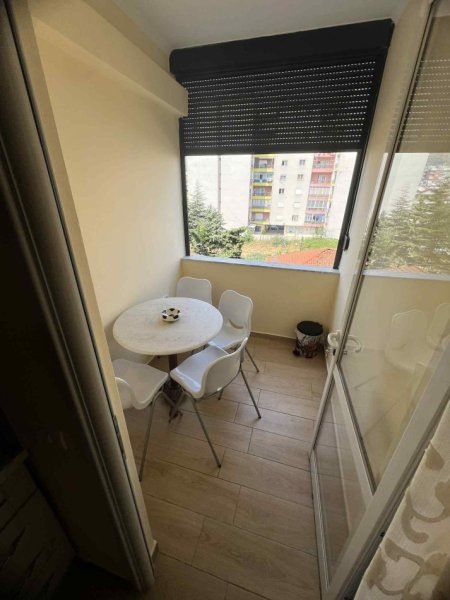 Pogradec, jepet me qera apartament 1+1+Aneks+Ballkon Kati 3, 65 m² 40 € (Rr.10deshmoret e pojskes Pallati Mista Cici)