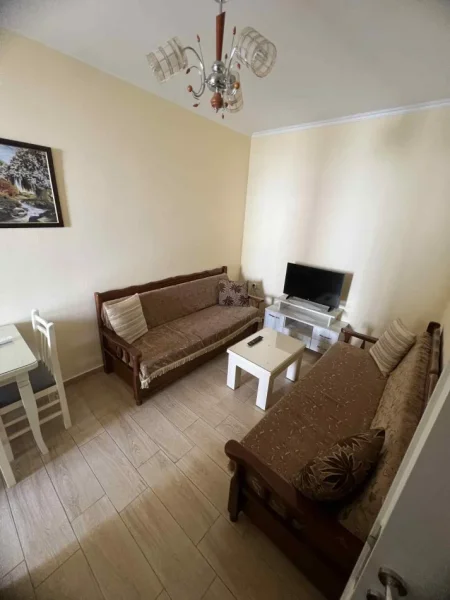 Pogradec, jepet me qera apartament 1+1+Aneks+Ballkon Kati 3, 65 m² 40 € (Rr.10deshmoret e pojskes Pallati Mista Cici)