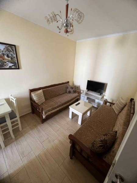 Pogradec, jepet me qera apartament 1+1+Aneks+Ballkon Kati 3, 65 m² 40 € (Rr.10deshmoret e pojskes Pallati Mista Cici)