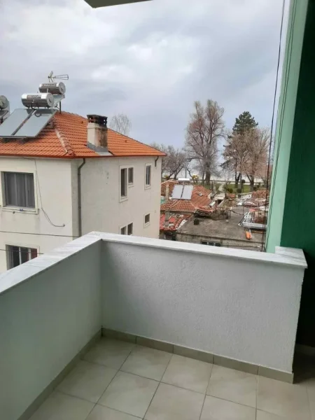 Pogradec, jepet me qera apartament 1+1+Ballkon Kati 2, 65 m² 40 € (RR. 10DESHMORET E POJSKES PALLATI MISTA CICI)