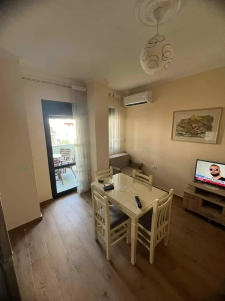 Pogradec, jepet me qera apartament 1+1+Ballkon Kati 2, 65 m² 40 € (RR. 10DESHMORET E POJSKES PALLATI MISTA CICI)