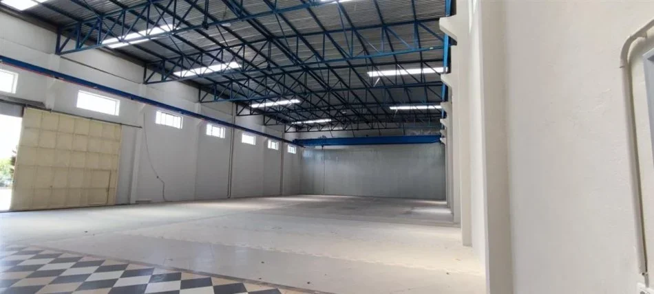 Tirane, jepet me qera magazine Kati 0, 2.300 m² 4.500 € (VORE)