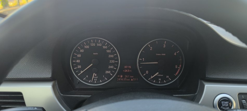 Tirane, shitet makine Bmw 318D Nafte, gri e erret manuale Klima 249.000 km 3.000 €