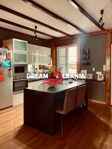 Tirane, jepet me qera Vile 4+1+Ballkon Kati 1, 180 m² 1.000 € (Prane Pallatit te Brigadave)