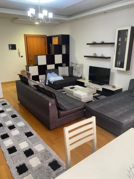 Tirane, jepet me qera 2+1+Ballkon Kati 5, 97 m² 650 € (Qytet Studenti)